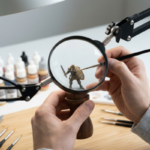 Uso de lupas e ampliação visual para pintura de microdetalhes