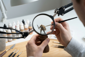 Uso de lupas e ampliação visual para pintura de microdetalhes